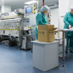 Techniciens qui travaillent sur des appareils médicaux