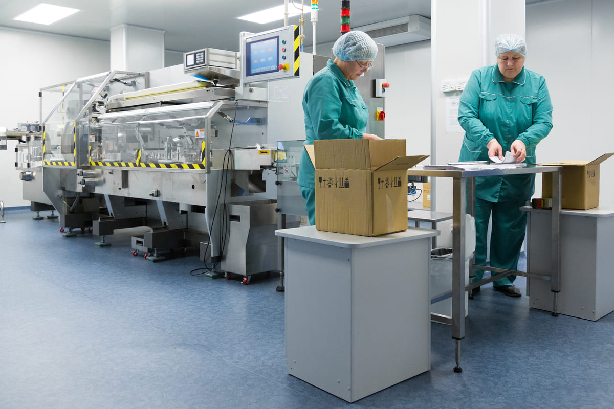 Techniciens qui travaillent sur des appareils médicaux